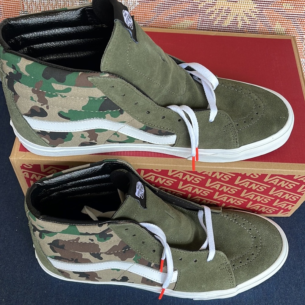 Vans Men’s Sk8-Hi
Camo Olive/White
VN0005U933
Sneakers - Picture 3 of 16